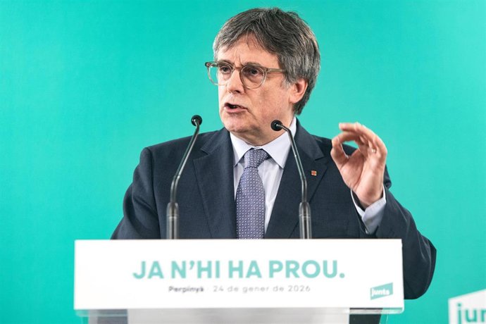 Archivo - El presidente de Junts per Catalunya, Carles Puigdemont (C), ofrece declaraciones a los medios, a 24 de enero de 2026, en Perpiñán (Francia)