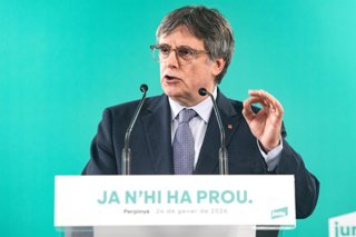 Archivo - Arxivo - El president de Junts per Catalunya, Carles Puigdemont (C), ofereix declaracions als mitjans, a 24 de gener de 2026, a Perpinyà (França)