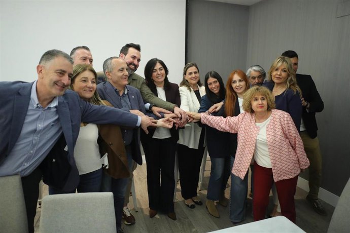 A concelleira do PP e futura alcaldesa, Elena Candia (6i), e a concelleira tránsfuga do PSOE, María Reigosa (7i), ofrecen declaracións aos medios con motivo da presentación da moción de censura para arrebatar o goberno de Lugo ao bipartito.