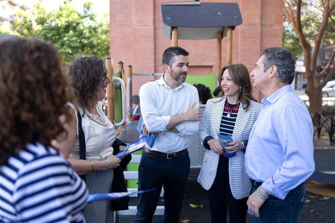 La presidenta del PP de Málaga, Patricia Navarro, en un reparto informativo en el distrito centro de Málaga capital.