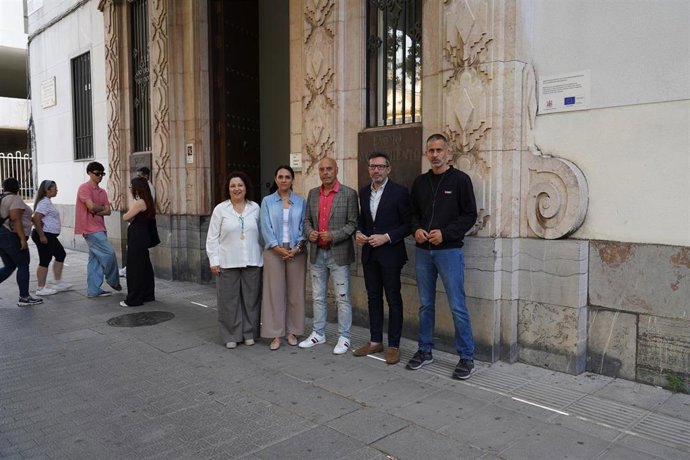 Hurtado (centro), junto a otros ediles socialistas, ante el edificio municipal de Gran Capitán.