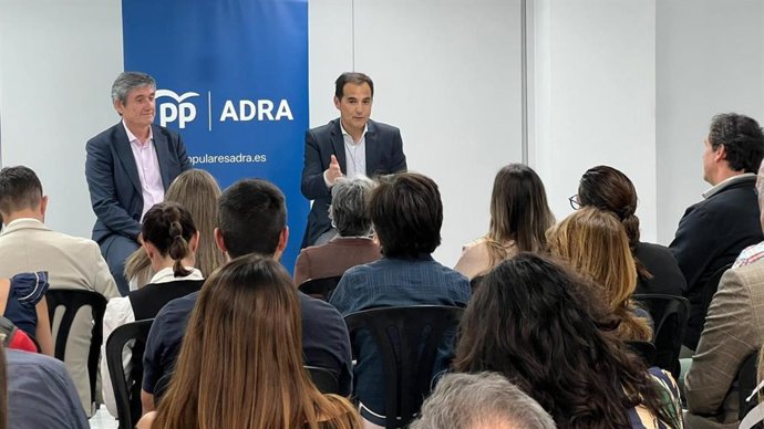 El coordinador de Justicia, Administración Local y Función Pública del PP andaluz, José Antonio Nieto, durante su intervención en el Foro de Justicia organizado por el PP de Adra (Almería).