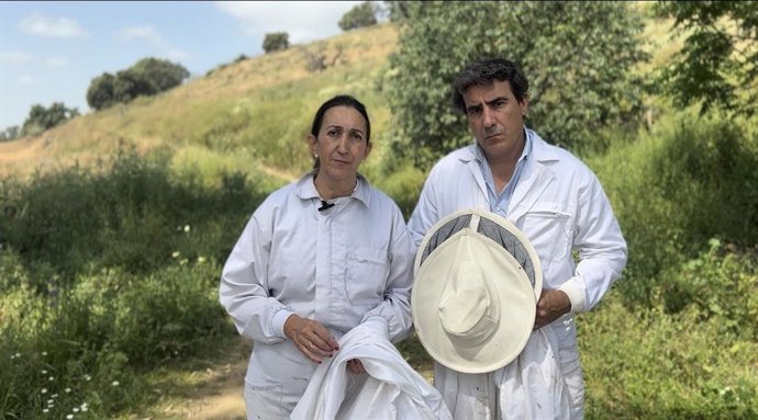 Paula Badanelli y Juan José Coca en una explotación apícola cordobesa.