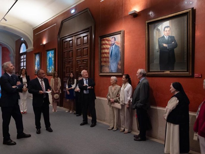 Galería de retratos de ex presidentes del Gobierno de Aragón, en el zaguán de la Sala de la Corona del Edificio Pignatelli.