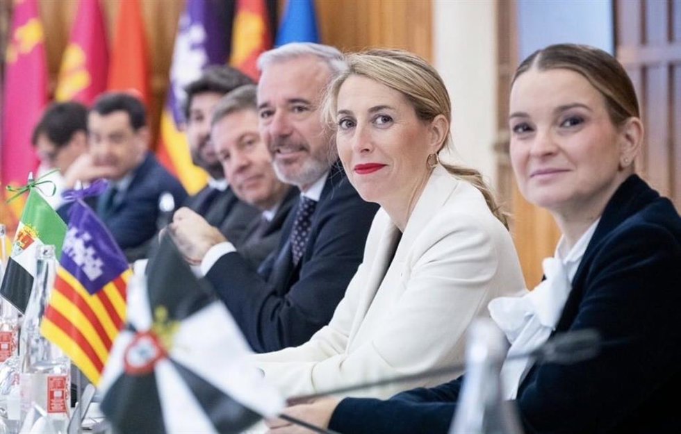 La presidenta de la Junta de Extremadura, María Guardiola, y la presidenta del Govern, Marga Prohens.