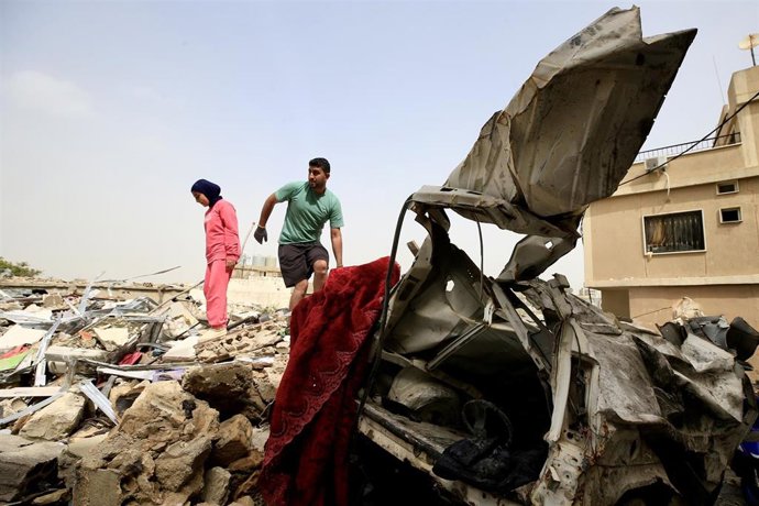Desplazados libaneses observan los destrozos tras un ataque israelí en Jibchit