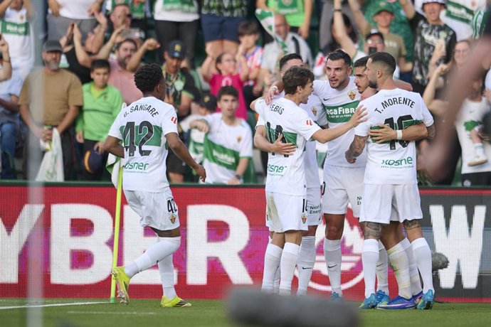 André Da Silva, do Elche CF, comemora após marcar o segundo gol de sua equipe durante a partida de futebol da LaLiga EA Sports, disputada entre o Elche CF e o Atlético de Madrid no Estádio Manuel Martínez Valero, em 22 de abril de 2026, em Elche, Alicante