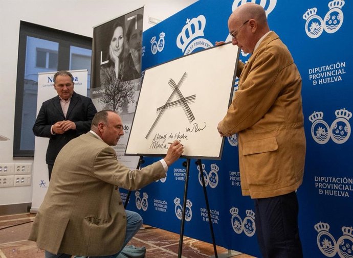 Acto de presentación de la revista NeOnuba y homenaje a María Clauss en la Diputación de Huelva.