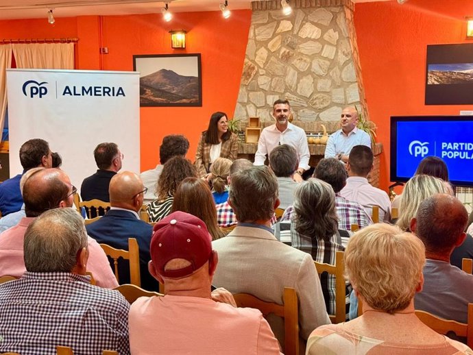 El presidente del PP de Almería y cabeza de lista en las elecciones del 17M, Ramón Fernández-Pacheco, participa en un acto de precampaña en la localidad de Laujar de Andarax