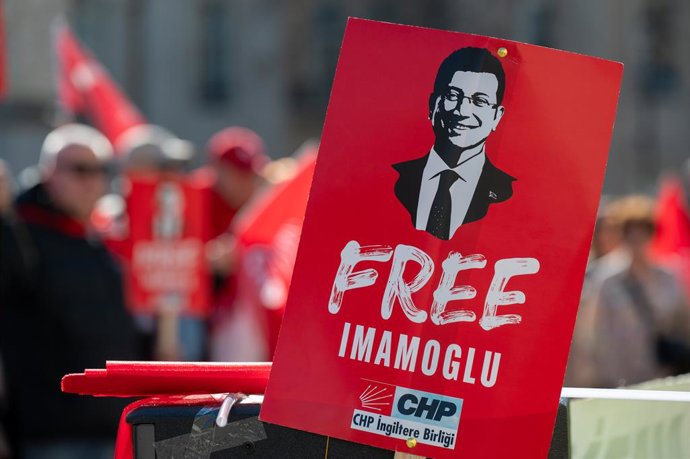 Archivo - March 21, 2026, London, United Kingdom: A protester holds a ''Free Imamogul'' placard during the demonstration. Supporters of Ekrem ?mamo?lu, including backers of the Republican People's Party (CHP), gathered in Trafalgar Square to mark the firs