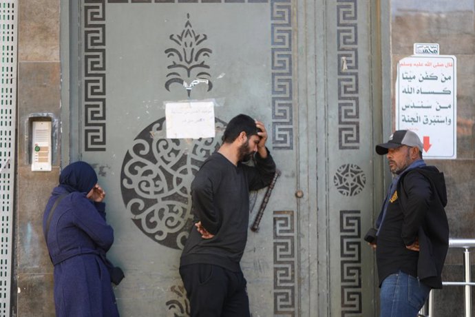 Archivo - February 24, 2026, Gaza City, Gaza Strip, Palestinian Territory: Palestinians bid farewell to the bodies of two citizens at Al-Shifa Hospital in Gaza City. According to family sources, the two men were killed by Israeli forces in Beit Lahia, nor