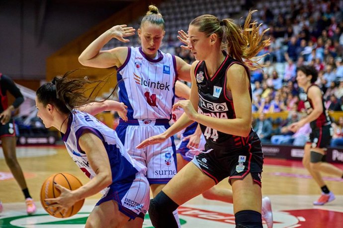 Archivo - February 28, 2026, Girona, Spain: Axelle Merceron of Spar Girona and Ane Olaeta of Lointek Gernika Bizkaia in action during match of the Spanish Women's Basketball League, Liga Femenina Endesa, gameday 23 between Spar Girona and Lointek Gernika 