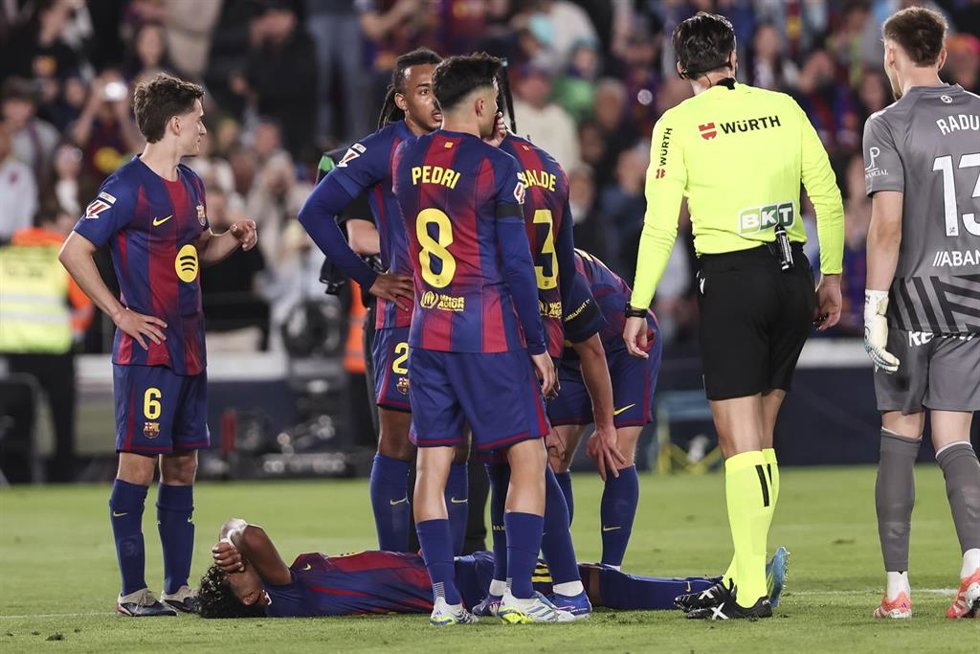 Lamine Yamal, lesionado durante el partido de LaLiga EA Sports entre el FC Barcelona y el RC Celta de Vigo en el Spotify Camp Nou, el 22 de abril de 2026 en Barcelona