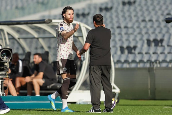 Futbol, Chile vs Cabo Verde Partido amistoso en Nueva Zelanda 2026 Ben Brereton, de Chile, es sustituido por el seleccionador Nicol s C rdova durante el partido entre Chile y Cabo Verde, correspondiente al Torneo de la Serie FIFA, disputado en Eden Park,