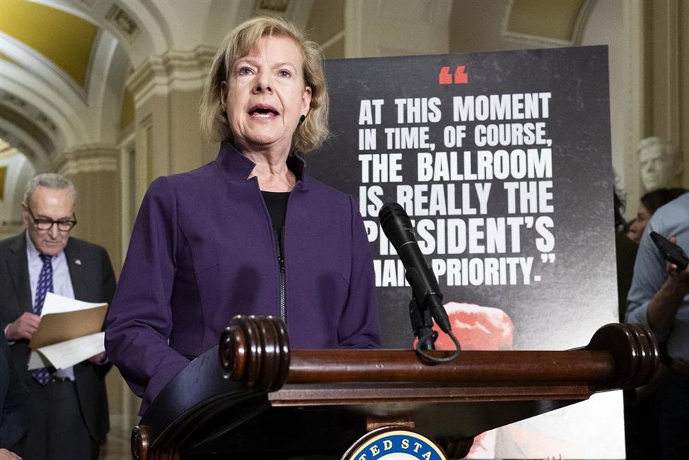 Archivo - October 28, 2025, Washington, District Of Columbia, USA: U.S. Senator TAMMY BALDWIN (D-WI) speaking at a press conference at the U.S. Capitol.