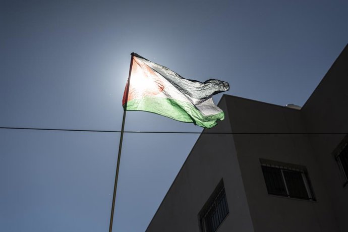 22 de abril de 2026, Al Mughayyir, Cisjordânia, Suíça: Uma bandeira hasteada na escola de Al-Mughayyir, a leste de Ramallah, na Cisjordânia ocupada por Israel, local onde dois palestinos foram mortos por colonos em 21 de abril.
