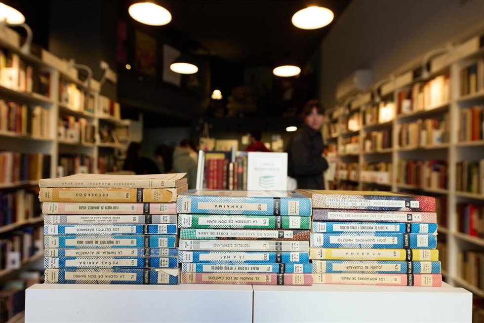 Archivo - Decenas de libros apilados en la librería ‘Re-Read’, a 23 de abril de 2023, en Madrid (España).
