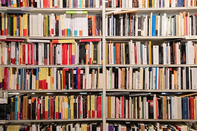 Interior de la librería Rafael Alberti, a 22 de abril de 2026, en Madrid (España).
