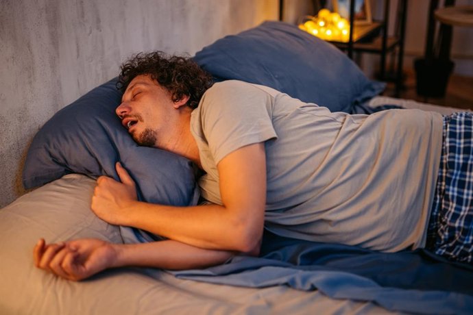 Archivo - Hombre adulto medio roncando en la cama por la noche