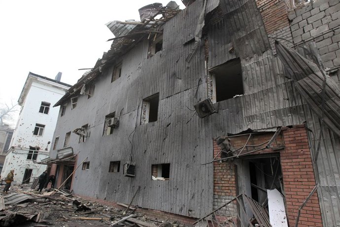 16 de abril de 2026, Dnipro, Ucrânia: Um prédio de três andares é danificado por um ataque russo em grande escala contra Dnipro, na Ucrânia, em 16 de abril de 2026. O ataque matou três pessoas e feriu outras 30, quando mísseis atingiram uma área residenci