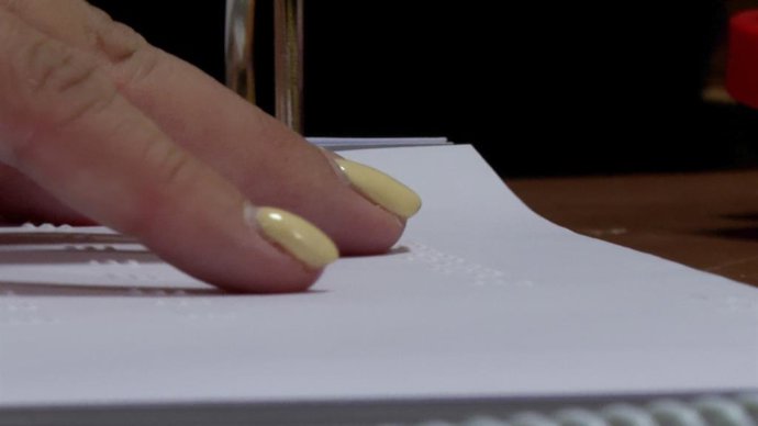 Las manos de Noelia López Barbosa, promotora braille de la ONCE en Castilla-La Mancha.