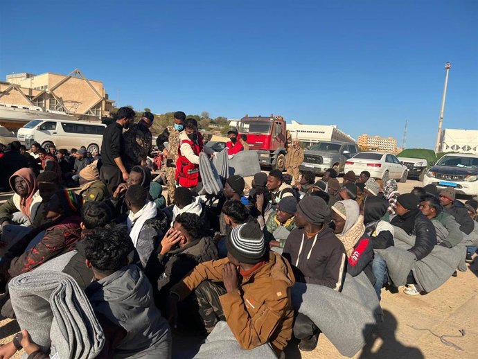 Archivo - Migrantes rescatados frente a las costas de la ciudad de Tobruk, en el este de Libia