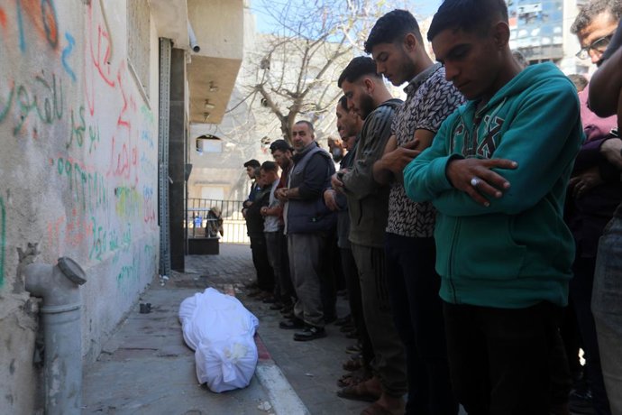 22 de abril de 2026, Cidade de Gaza, Faixa de Gaza, Território Palestino: Palestinos se despedem do corpo de um cidadão no Hospital Al-Shifa, na Cidade de Gaza, morto em um ataque com drone israelense que tinha como alvo um grupo de civis em Jabalia, no n