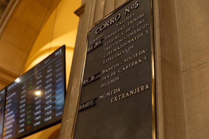 Archivo - Un cartel informativo en el Palacio de la Bolsa, a 12 de febrero de 2024, en Madrid (España). 