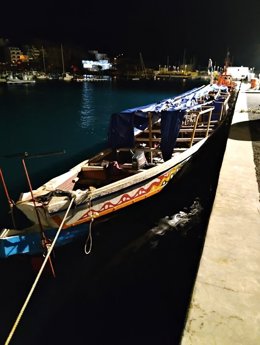 Cayuco localizado próximo a La Restinga (El Hierro) con 136 personas