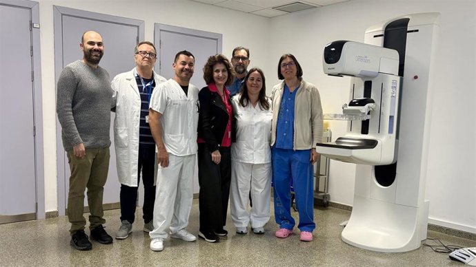 El equipo de radiodiagnóstico junto al nuevo equipamiento.