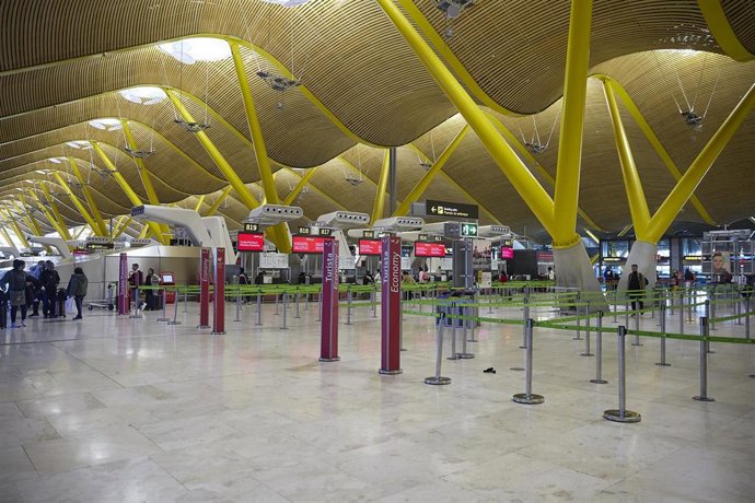 Mostradores de facturación en la Terminal T4 del Aeropuerto Adolfo Suárez Madrid-Barajas, a 30 de marzo de 2026, en Madrid (España). La red de aeropuertos españoles de Aena prevé operar un total de 70.505 vuelos durante esta Semana Santa, bajo la sombra d