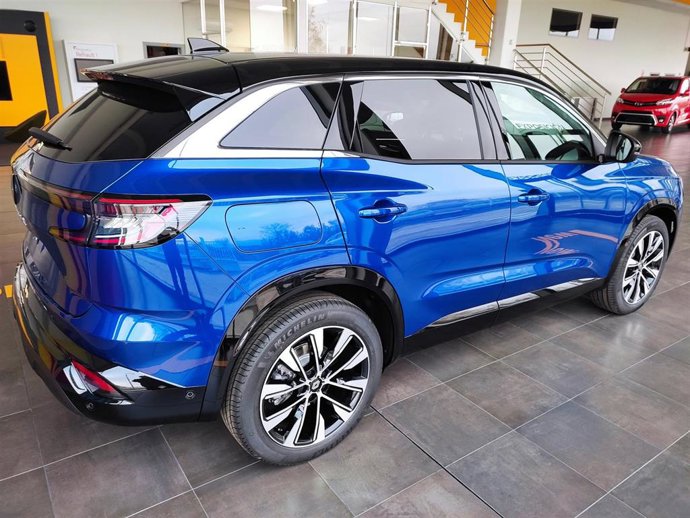 Archivo - Vehículo en exposición en un concesionario