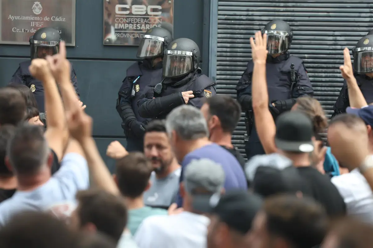 Trabajadores del metal se reúnen ante Navantia.