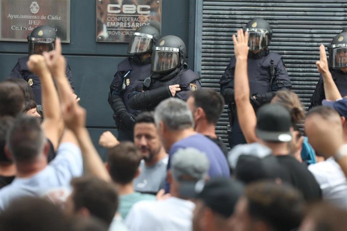 Archivo - Trabajadores del metal se reúnen ante Navantia. A 24 de junio de 2025, en Cádiz (Andalucía, España). ARCHIVO.