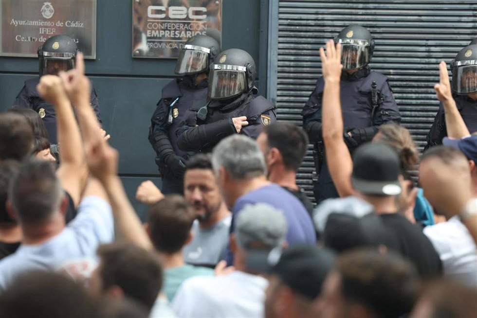 Archivo - Trabajadores del metal se reúnen ante Navantia. A 24 de junio de 2025, en Cádiz (Andalucía, España). ARCHIVO.