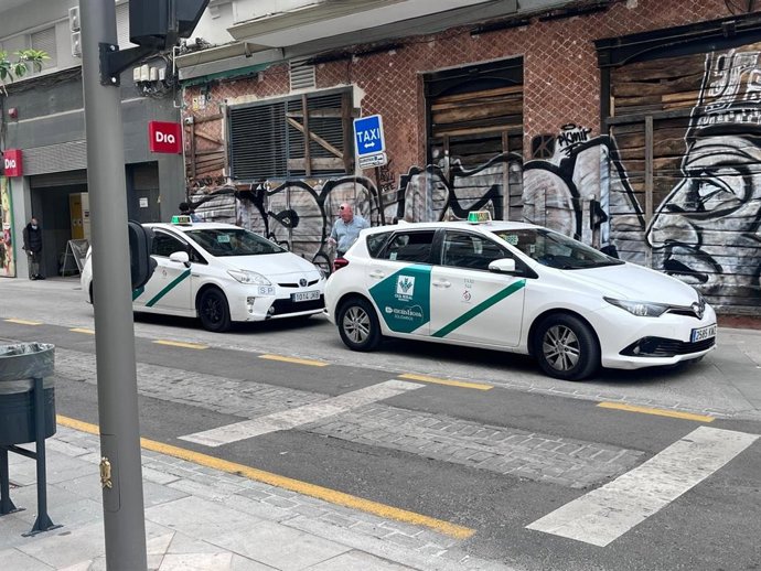 Dos taxis estacionados en una calle de Granada.