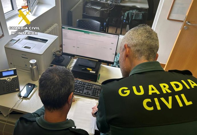 Agentes durante la investigación