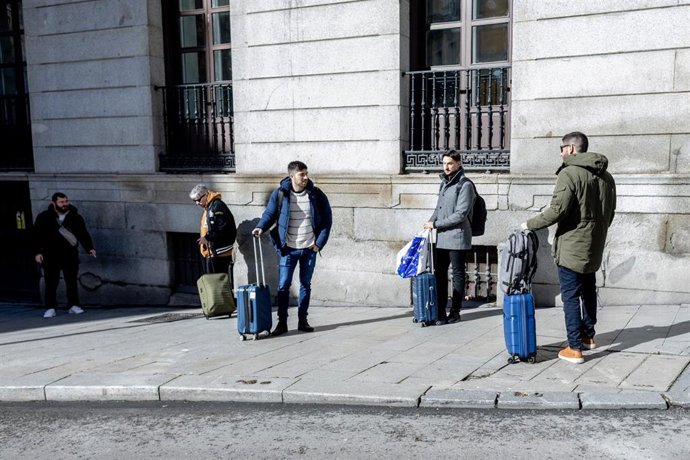Archivo - Turistas en el centro de Madrid, a 8 de febrero de 2026, en Madrid (España). Según el Instituto Nacional de Estadística (INE), el turismo se convirtió en 2025 en uno de los principales sectores económicos de Madrid y alcanzó su mejor registro en