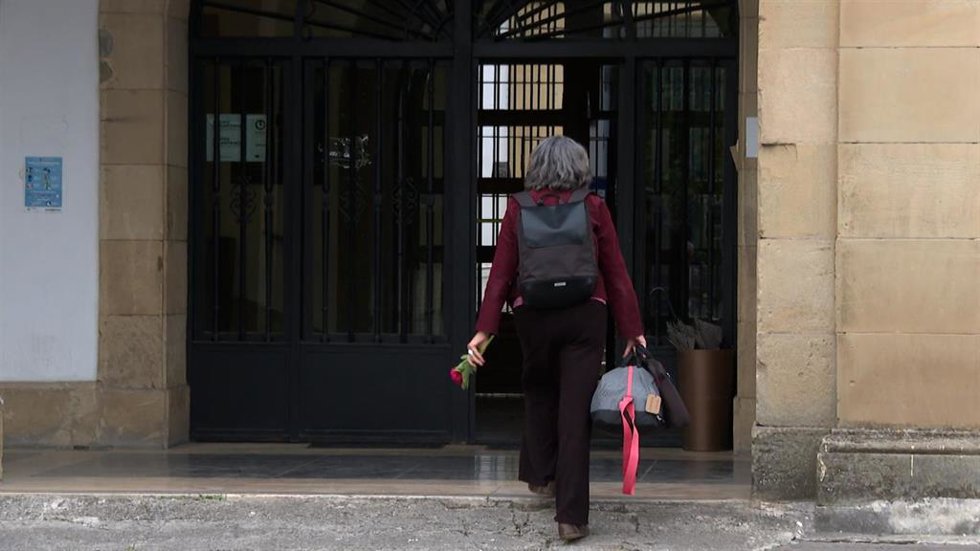 La exdirigente de ETA Soledad Iparraguirre, alias 'Anboto', entrando a la prisión de Martutene, en San Sebastián, a 22 de abril de 2026