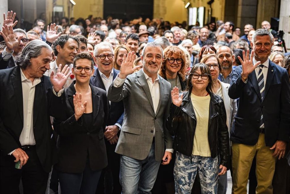 El alcalde de Barcelona Jaume Collboni, la pregonera Ali Smith y la presidenta del PEN Català Laura Huerga, en el desayuno de Sant Jordi en La Virreina