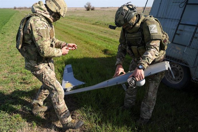 Militares del Ejército de Rusia se preparan para lanzar un dron de reconocimiento en la provincia ucraniana de Jersón, parcialmente ocupada en el marco de la invasión desatada en febrero de 2022 (archivo)