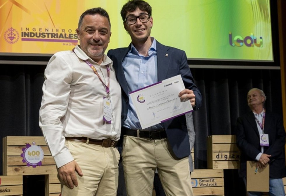 Carlos J. Moreno, director del Colegio de Ingenieros Industriales de Valladolid, con Álvaro Salgado, en el acto de entrega del premio como ganador de '400 segundos'.