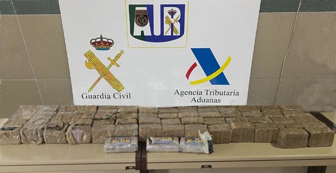 Intervienen más de 75 de hachís y cocaína en un paquete en Palma y detienen a un hombre.