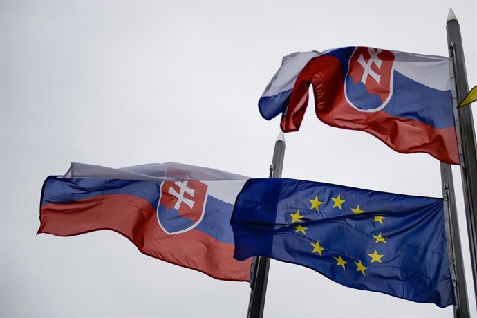 Archivo - Dos banderas de Eslovaquia junto a una de la Unión Europea (UE) en la ciudad eslovaca de Trnava (archivo)