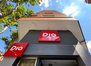 Archivo - La entrada de un supermercado Dia en Madrid