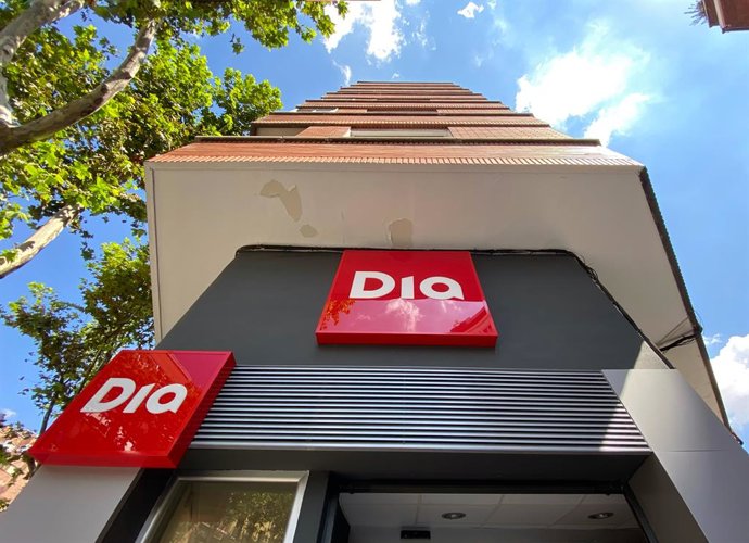 Archivo - La entrada de un supermercado Dia en Madrid