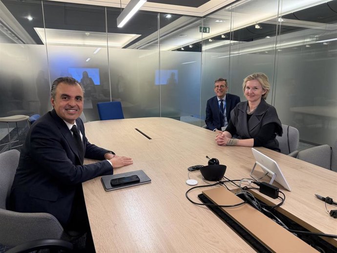 El conseller de Educación y Universidades, Antoni Vera, directora general de Educación, Juventud, Deporte y Cultura de la Comisión Europea, Diana Jablonska, y su adjunto, Michael Teutsch.