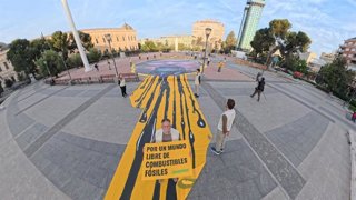 Pancarta de Greenpeace desplegada en la plaza de Colon.