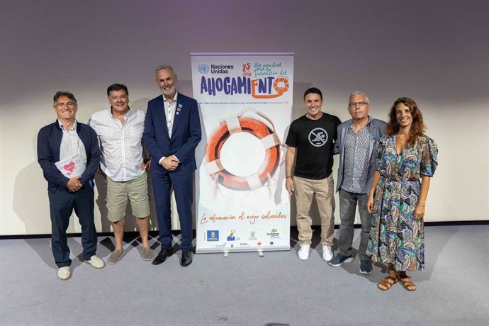 Archivo - Roger Sweeney (traje azul) junto a Sebastián Quintana y distintos expertos internacionales en la investigación del ahogamiento