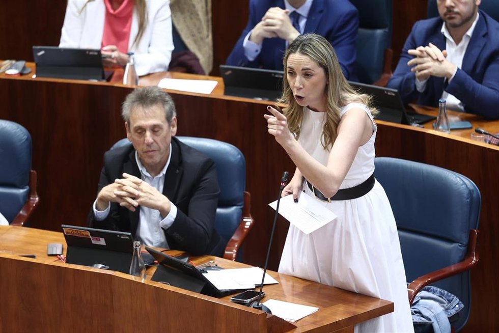 La portavoz del PSOE en la Asamblea, Mar Espinar (i), y el portavoz adjunto del PSOE de la Asamblea de Madrid, Fernando Fernández Lara (d), durante una sesión plenaria en la Asamblea de Madrid, a 16 de abril de 2026, en Madrid (España).